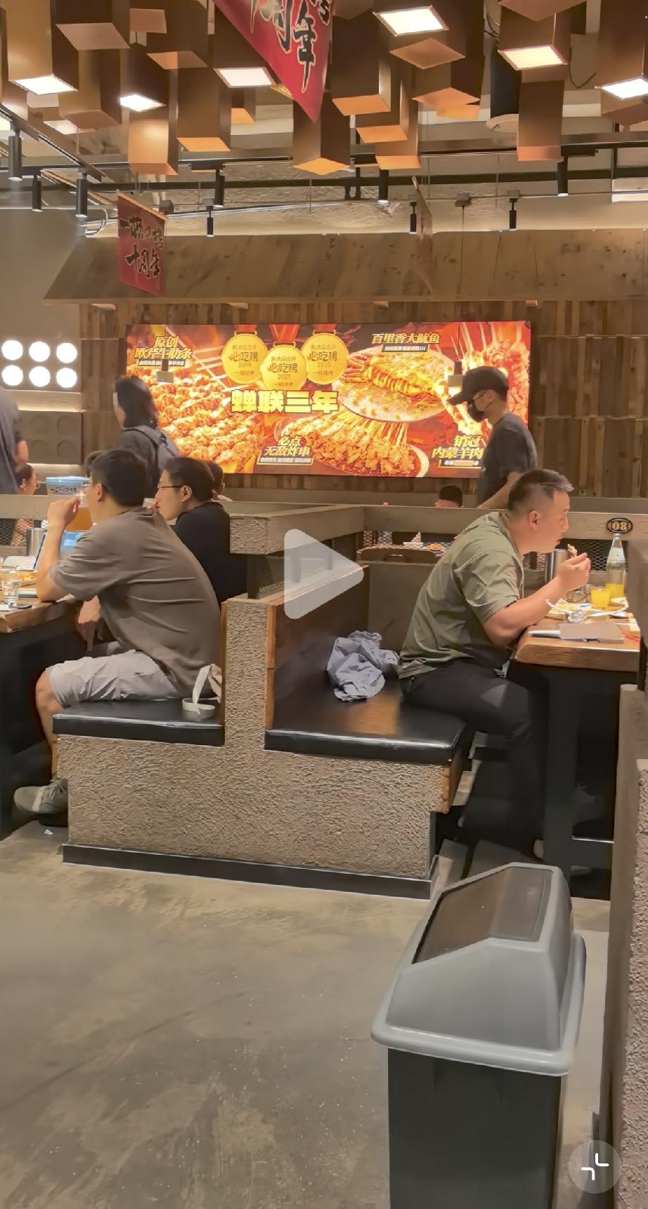 8月9日晚上，谢霆锋沈阳演唱会全部结束后去吃烧烤，他个子太矮出来时竟然没被认出来
