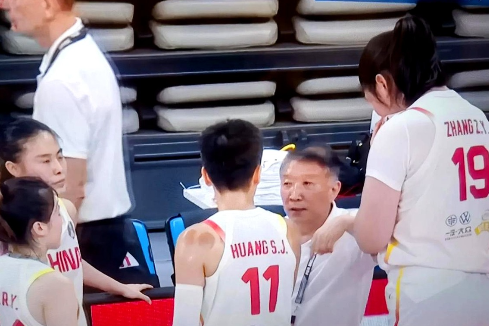 宫鲁鸣太疼爱张子宇了！中国女篮对新西女篮的比赛中，一节结束，中国女篮25：1