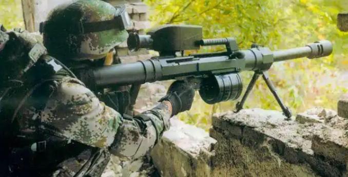 同样冠以狙击装备的名号，11式狙击榴的性格截然不同，没有精细克制的打法，反倒拥有