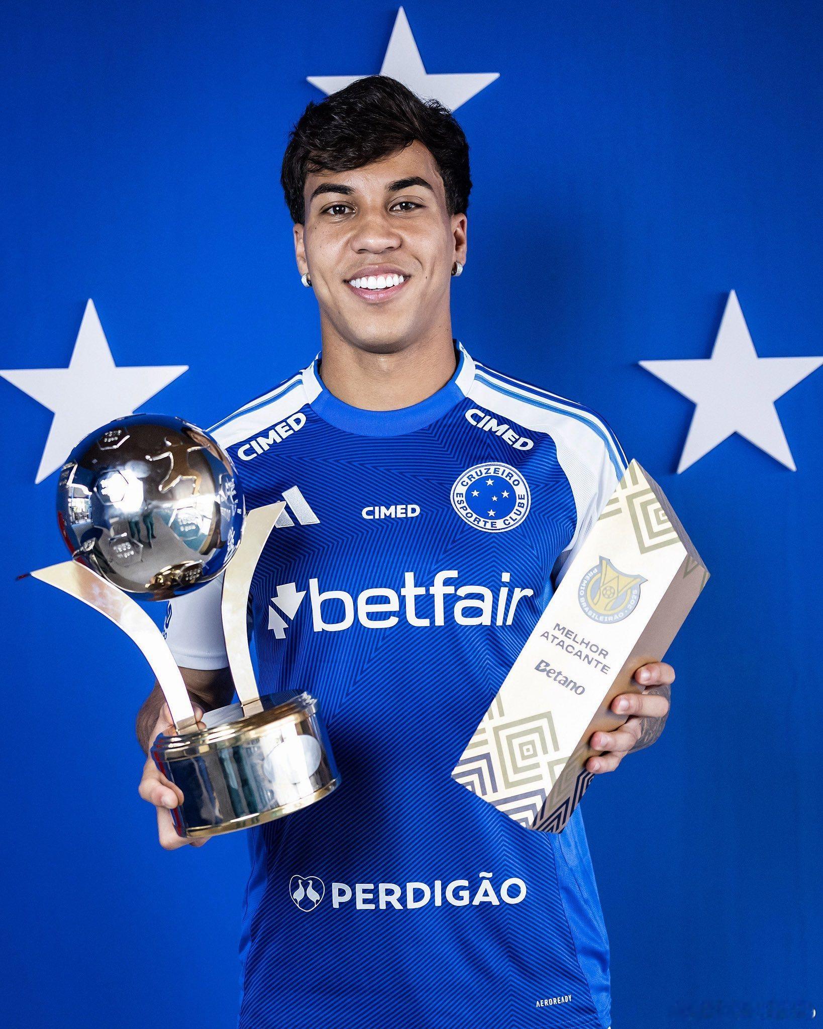 巴西媒体：巴甲卫冕冠军弗拉门戈向克鲁塞罗提出了一份高达3000万欧元的报价求购巴