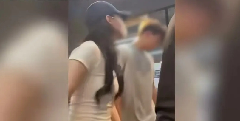 果然说健身房乱的确实没错。近日，厦门一男教练被两名女子轮流掌脸，多人围观却无人劝