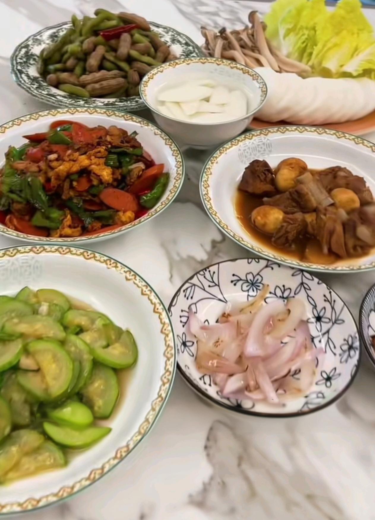 亲戚在武汉做钟点工，一天接三份活儿，主要负责做饭，之后打扫厨房卫生。你看她做