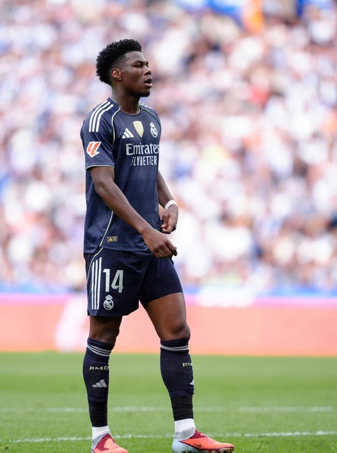 专盯皇马挖后腰！曼联曾7000万欧引进卡塞米罗如今又盯上琼阿梅尼足坛转会有时很