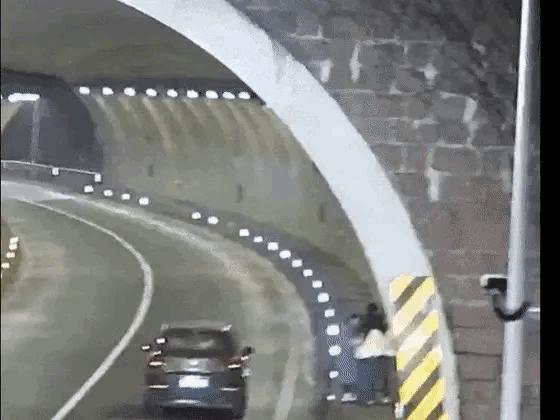 看得人惊心动魄！今天网上流传一段视频，衢州高速一轿车隧道口抛锚，3大人1幼童刚撤