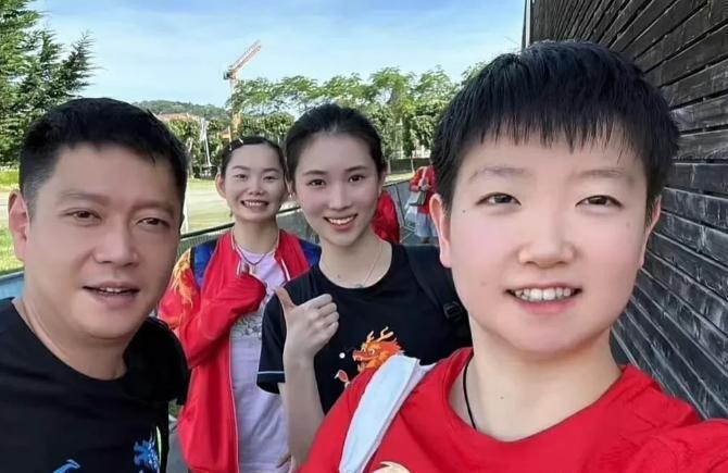 哇哦，这张照片太吸睛啦！女乒第一美女王添艺云鬓浸墨，香腮染赤，玉颜如春；娇俏可