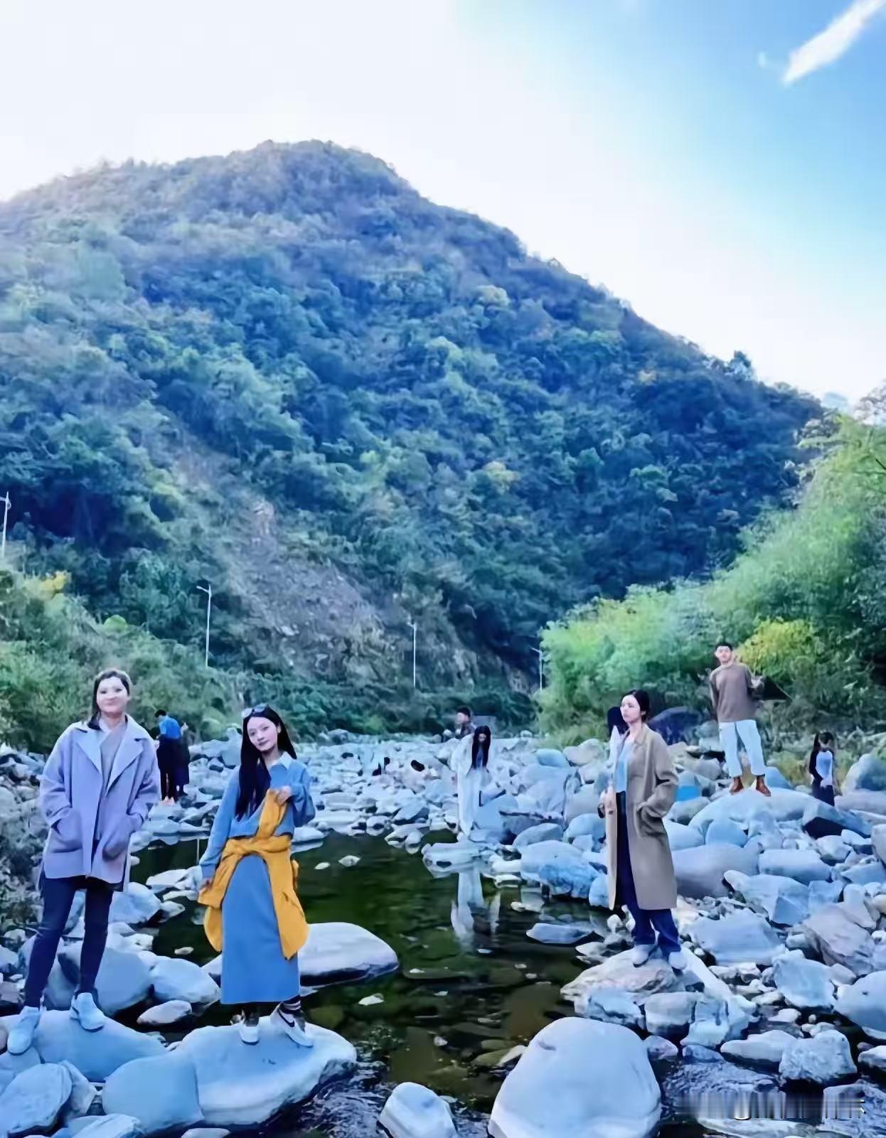 董宇辉为什么总把团队往老家带，原因找到了，瞬间也就理解了。今年国庆1到3