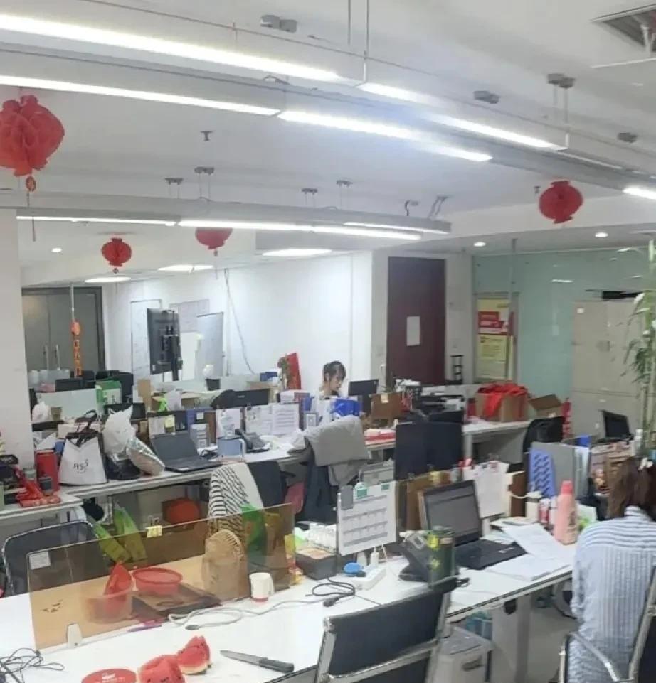 大家发现没有，好像越是高端人士，越看中户口这个东西！公司看上了一个985的博士，