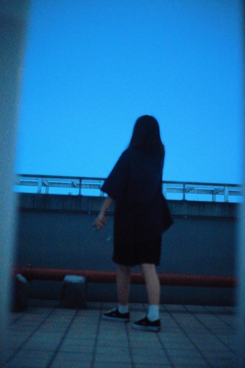 青海海西，14岁女生放学后一直玩手机不写作业，母亲看不下去了，和女儿大吵一架，并