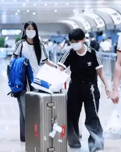 沈春阳现身机场接女儿回国，沈佳润又瘦又高气质好。​​​