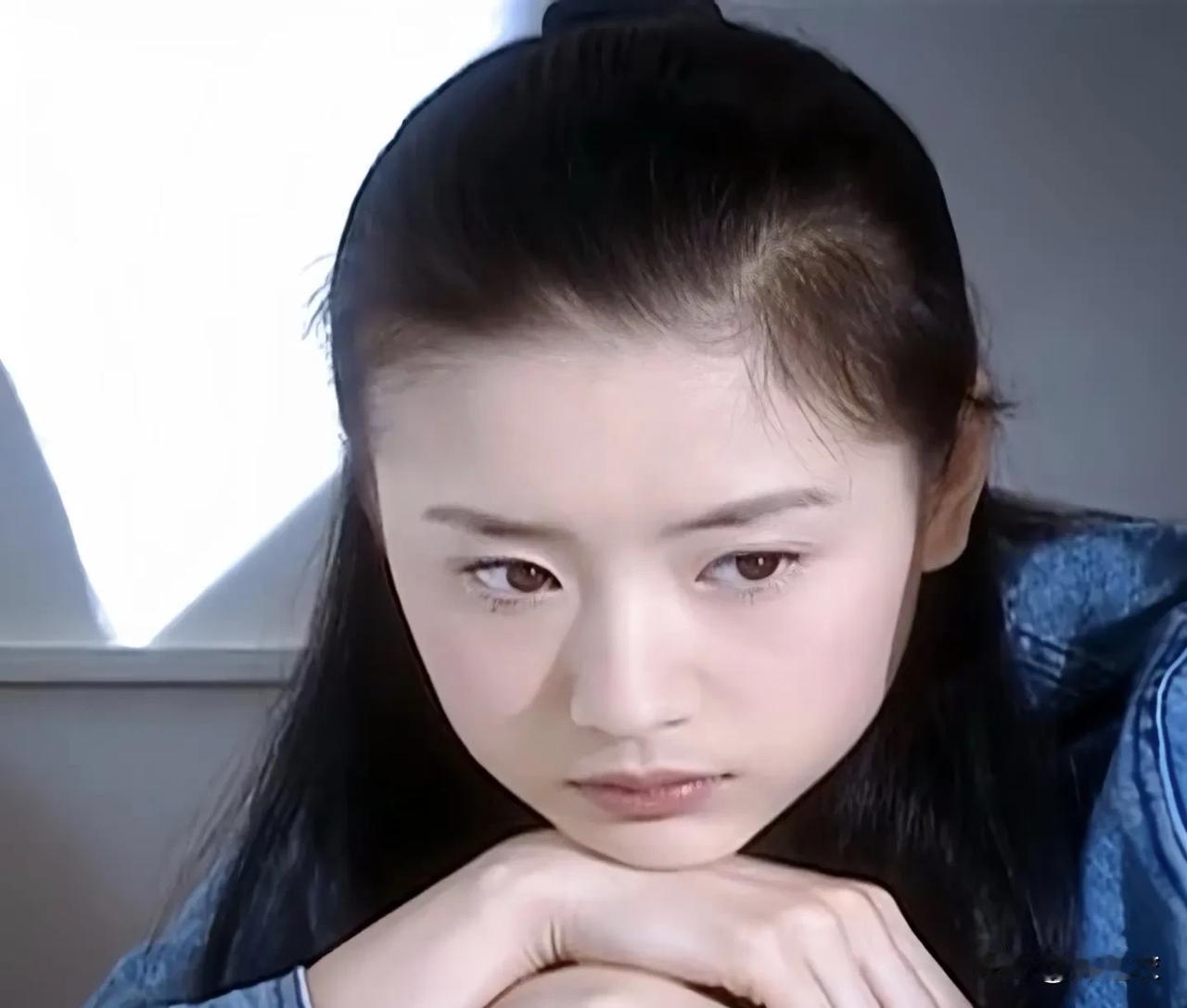 展颜在她的成长路程一定是充满疑惑的，爸爸妈妈的事情，为什么姥姥不许她吃糖，为什么