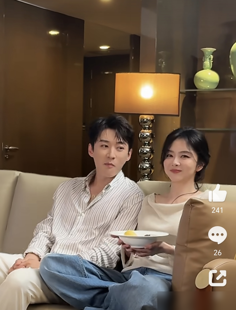 刘学义手抖着去搂谭松韵肩膀，犹豫三秒又缩回去了。结果被网友逐帧放大，说他藏不住了。可转头两人上《毛雪