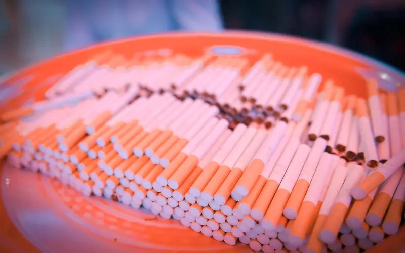 烟草对人类危害极大。一支点燃的香烟烟雾中有7000多种化学物质，69种明确致癌。