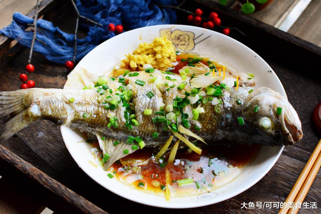 葱油鲈鱼, 掌握2个5分钟, 你也能做出肉质紧实味道美的好鱼来