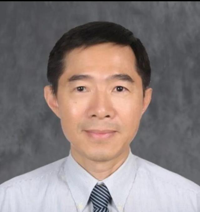 此人叫梁孟松，是中芯国际CEO。他放弃台积电上千万诱惑，放弃韩国三星每年五百万美