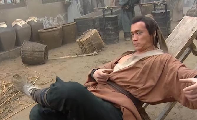 真没想到，三十年前拍摄的《水浒传》，武松扮演者打的是真老虎，而且有两只！当年扮演