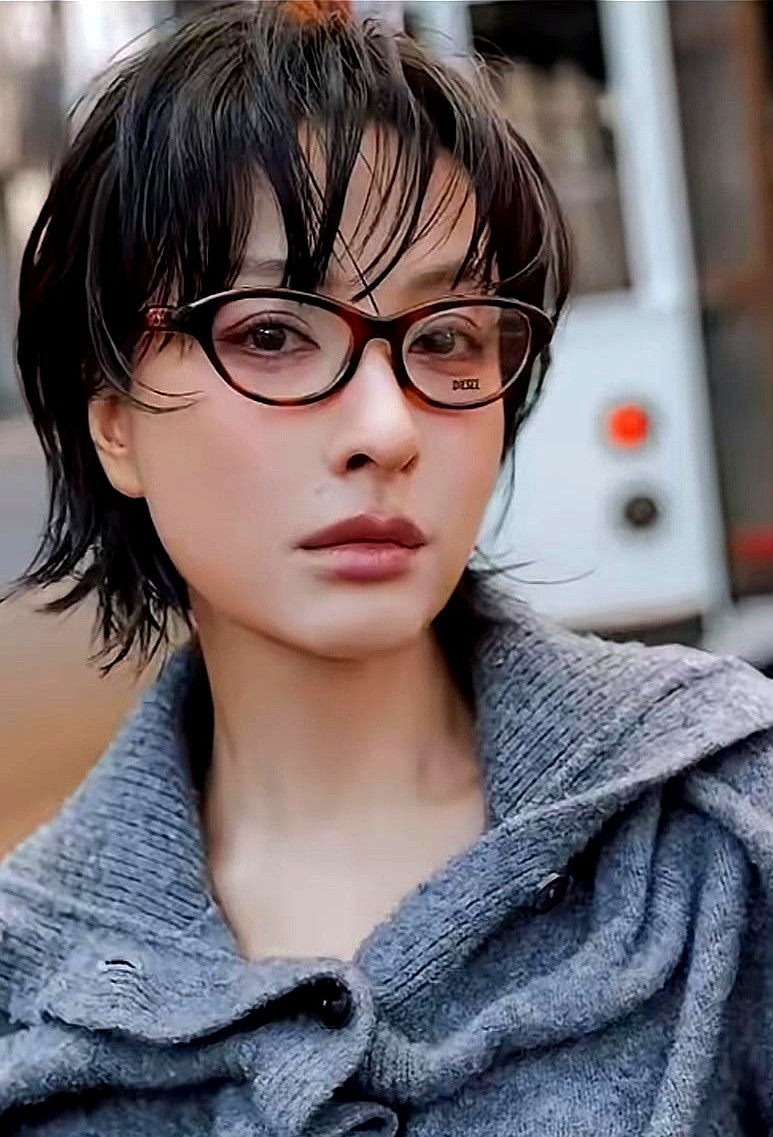 米兰时装周这组生图，差点没认出这是吴昕。超短发，黑框眼镜，套着件怪异毛衣，脸上连个招牌的营业微笑都没
