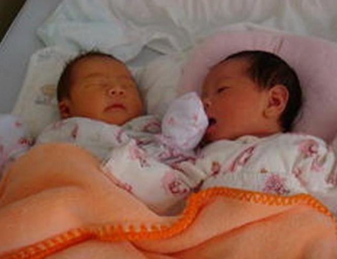 女子生下“双胞胎”孩子的父亲在产房外难过