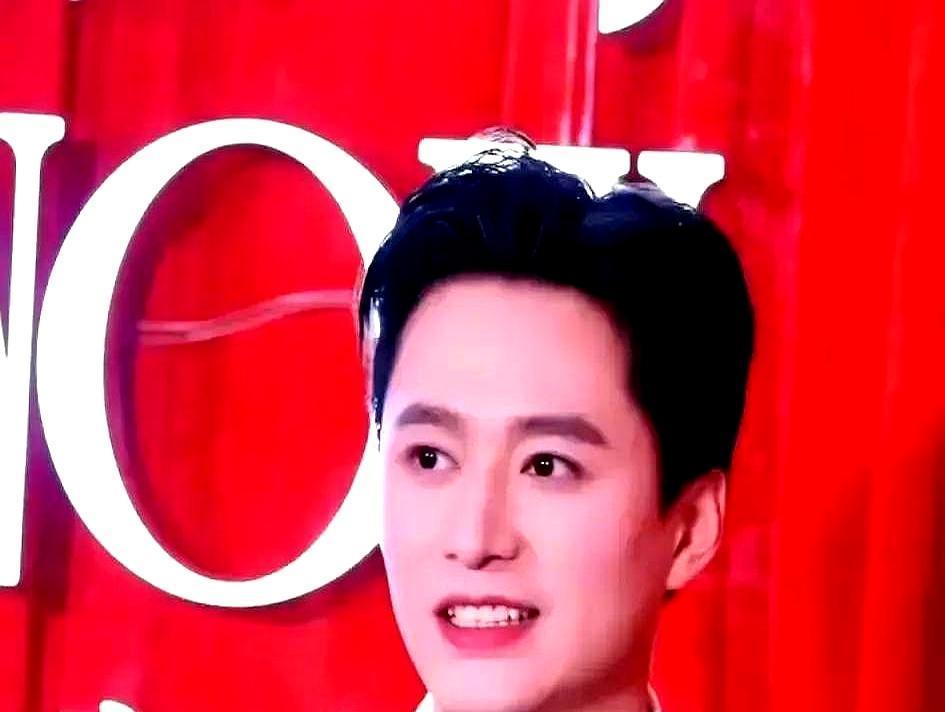 **他犯错，你却跪了！何炅这次玩大了，不是“情商高”，是**震**慑！别扯什