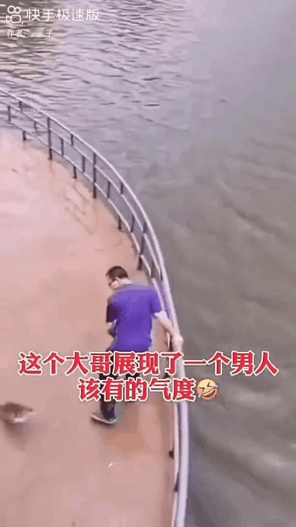 弯腰，转身，背手悄悄离开，一丝犹豫也没有，这一刻大哥把男人该有的气度完美展示出来