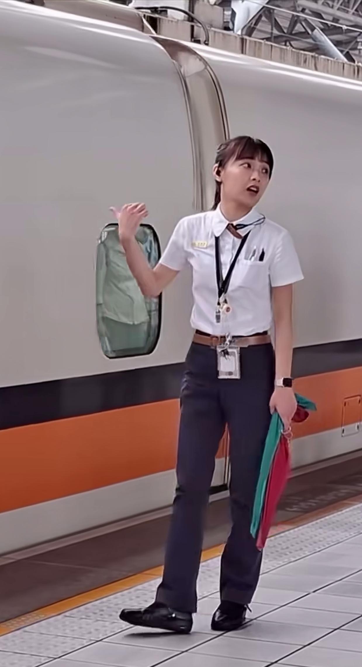 大专生进铁路好不好?高铁站外勤值班员小姐姐走红！松弛感直接拉满，网友：这状态太少