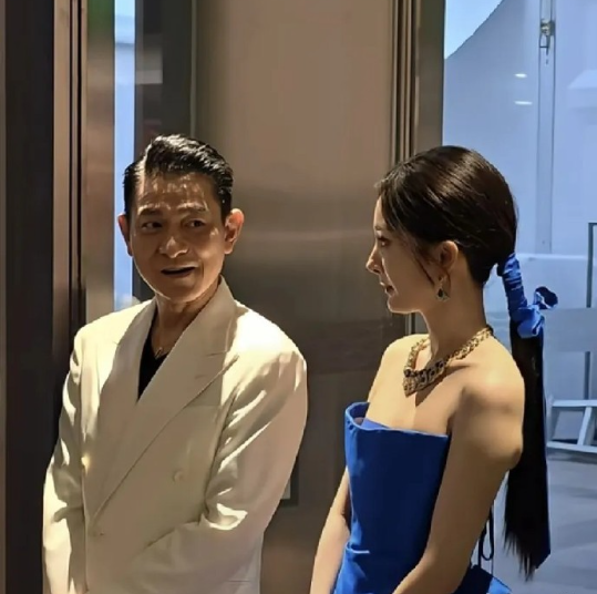 哈哈哈哈，刘德华与杨幂同框竟也紧张，好似初出茅庐小伙，小表情丰富，那手足无措之感