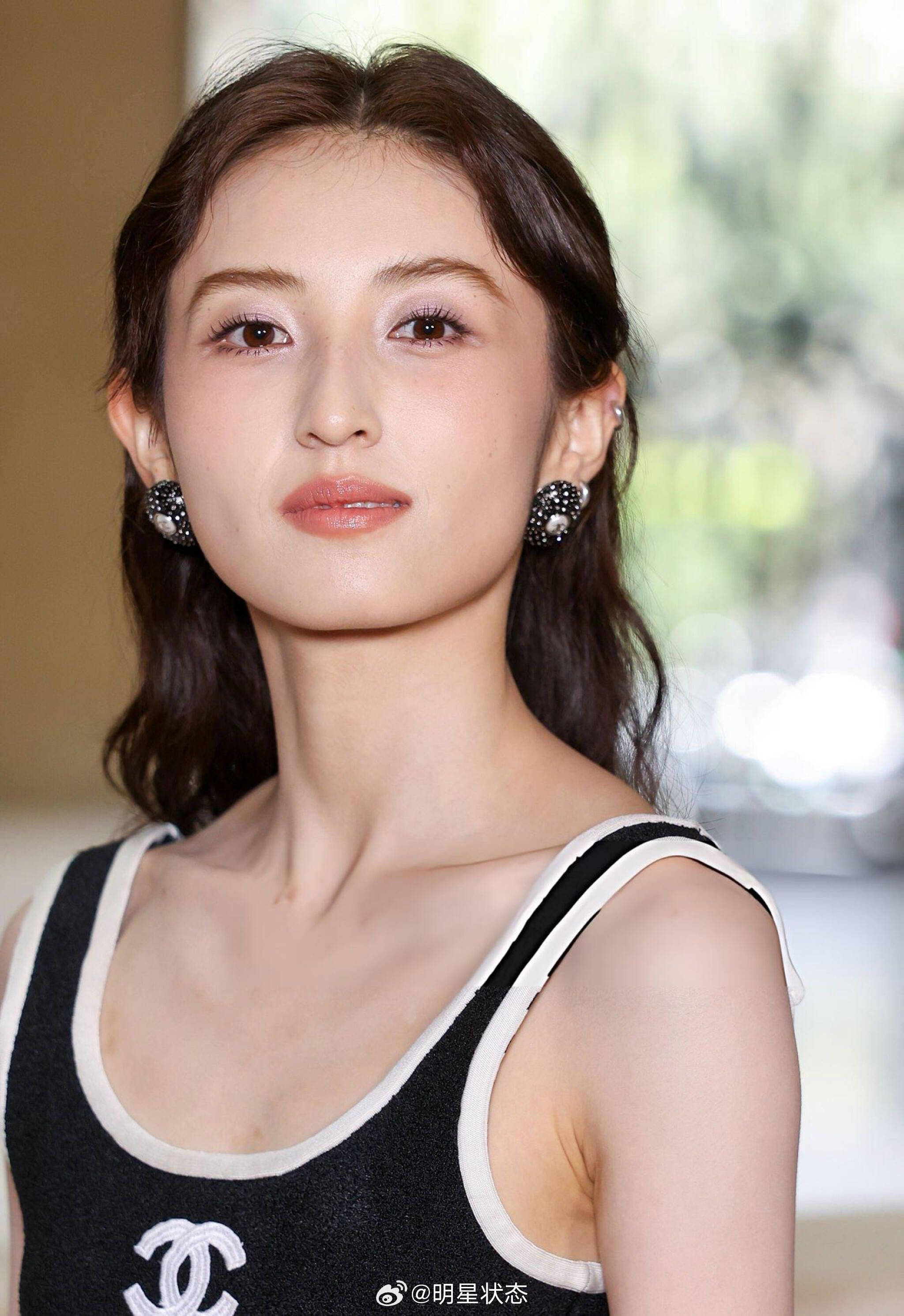 张子枫巴黎看秀生图