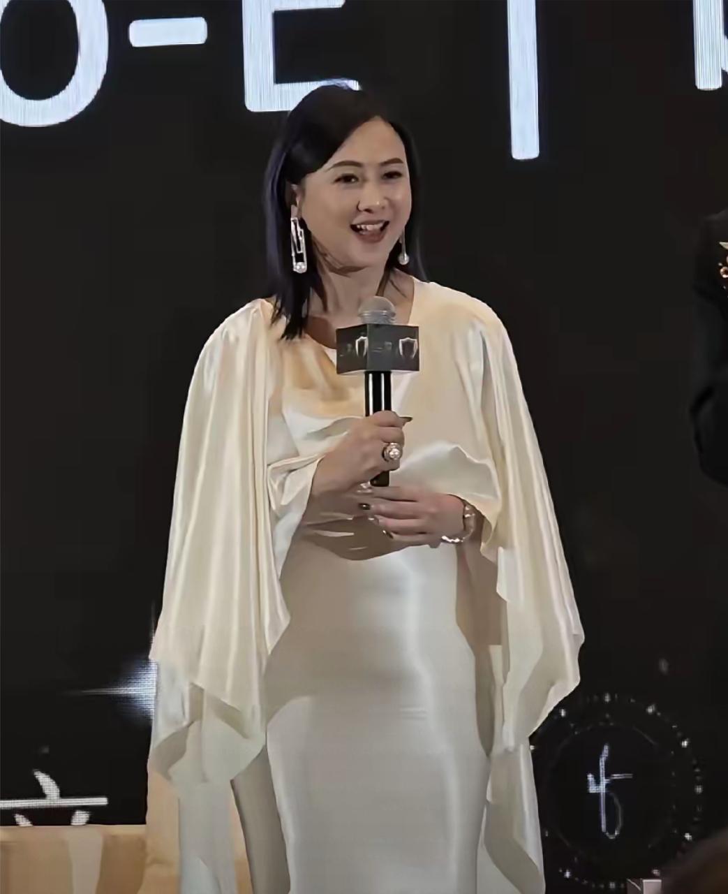 翁虹变胖了，圆润的脸，小腹凸起，明显身材走了样，但人状态挺好的，皮肤紧致，比以前