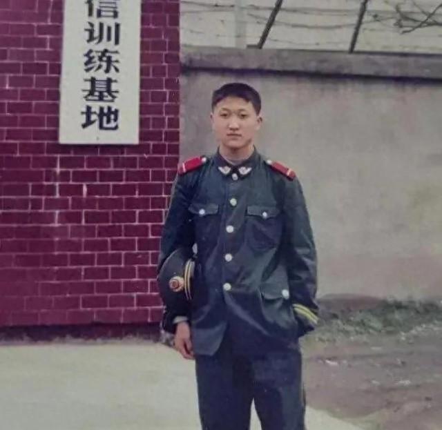 2006年，3名壮汉欲拐骗一位18岁女学生至南方卖掉，坐车途中，女孩悄悄向旁边的