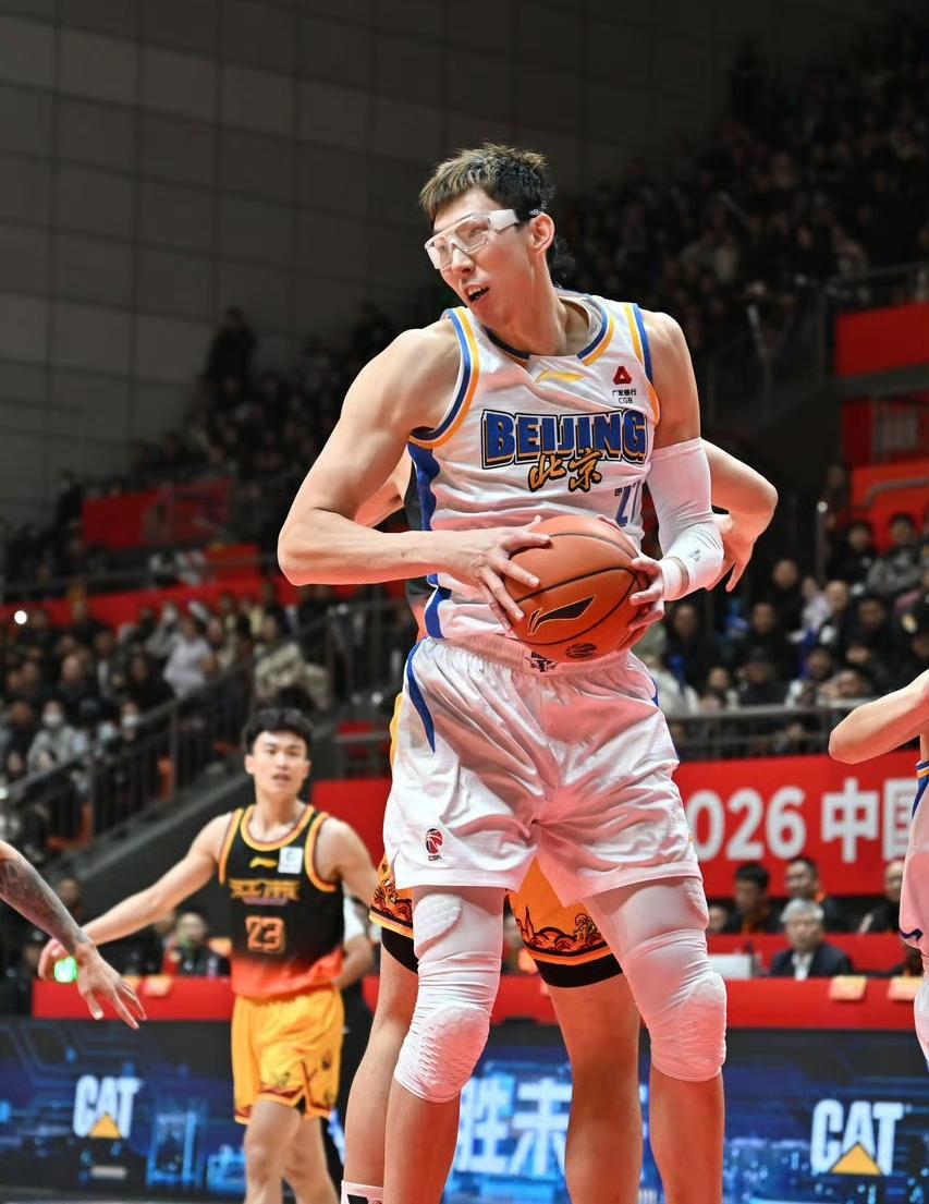 有一说一，今日胡金秋和周琦根本不在一个级别！！周琦:本场比赛上场22分钟，投