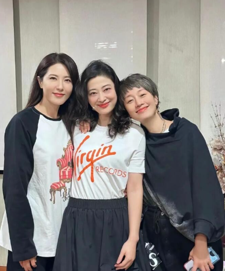 三位女明星的合影，曾黎也并没有传说中那么好看，气质没有马伊琍的好。梅婷长的漂