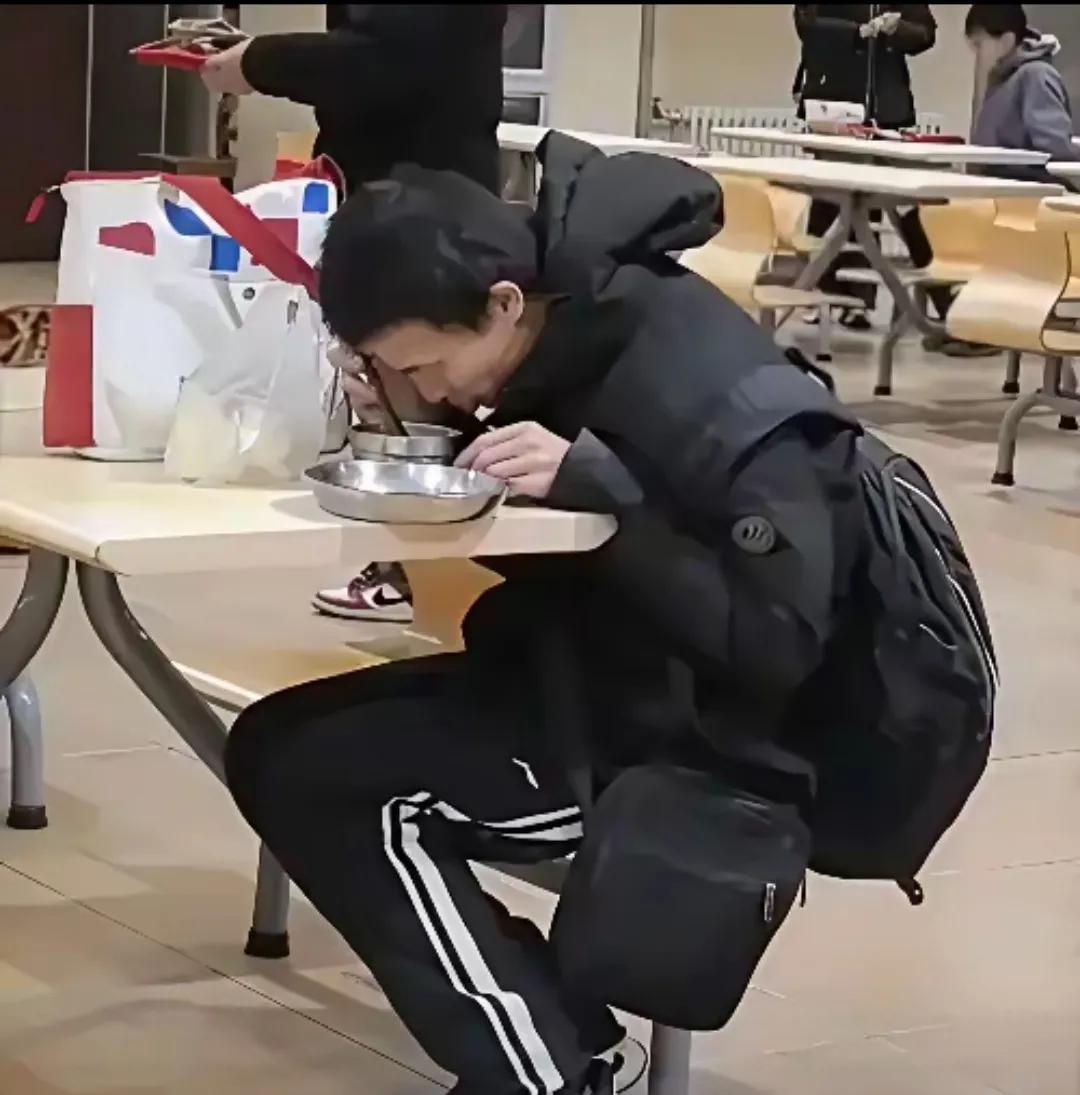 韦神人生有两大遗憾，而这两大遗憾是普通人很轻松就能拥有的。一个是他没参加过高考