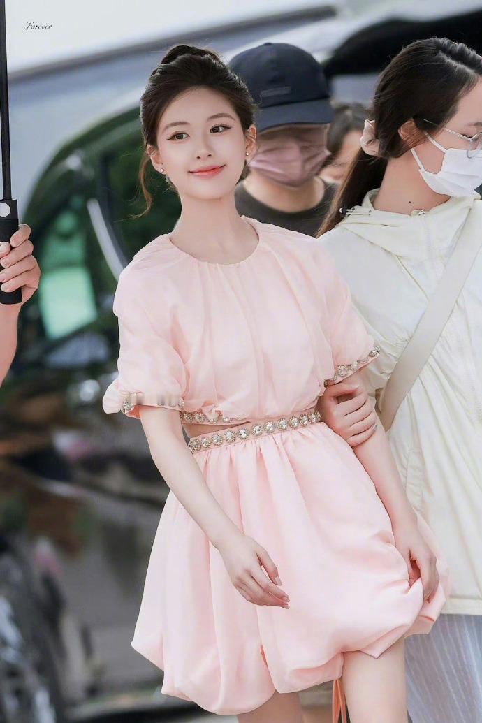 赵露思身穿粉色花苞裙，好像粉天鹅​​​