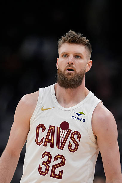 骑士官方：迪恩-韦德（右脚踝伤势）和杰伦-泰森（左脚大脚趾挫伤）将缺席球队接下来