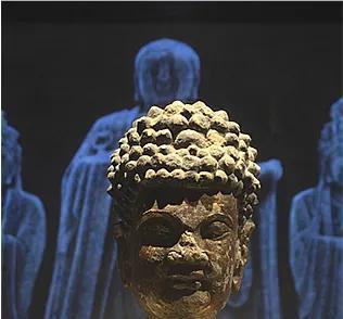 1995年，一位阿婆虔诚地给释迦牟尼像上完香后，抬头一瞧，突然脸色骤变，惊恐地瘫