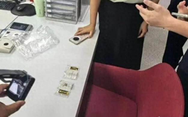 深圳某高校保洁阿姨日常清垃圾，翻出个裹三层的硬方块，拆开竟是两根足金金条，每根整
