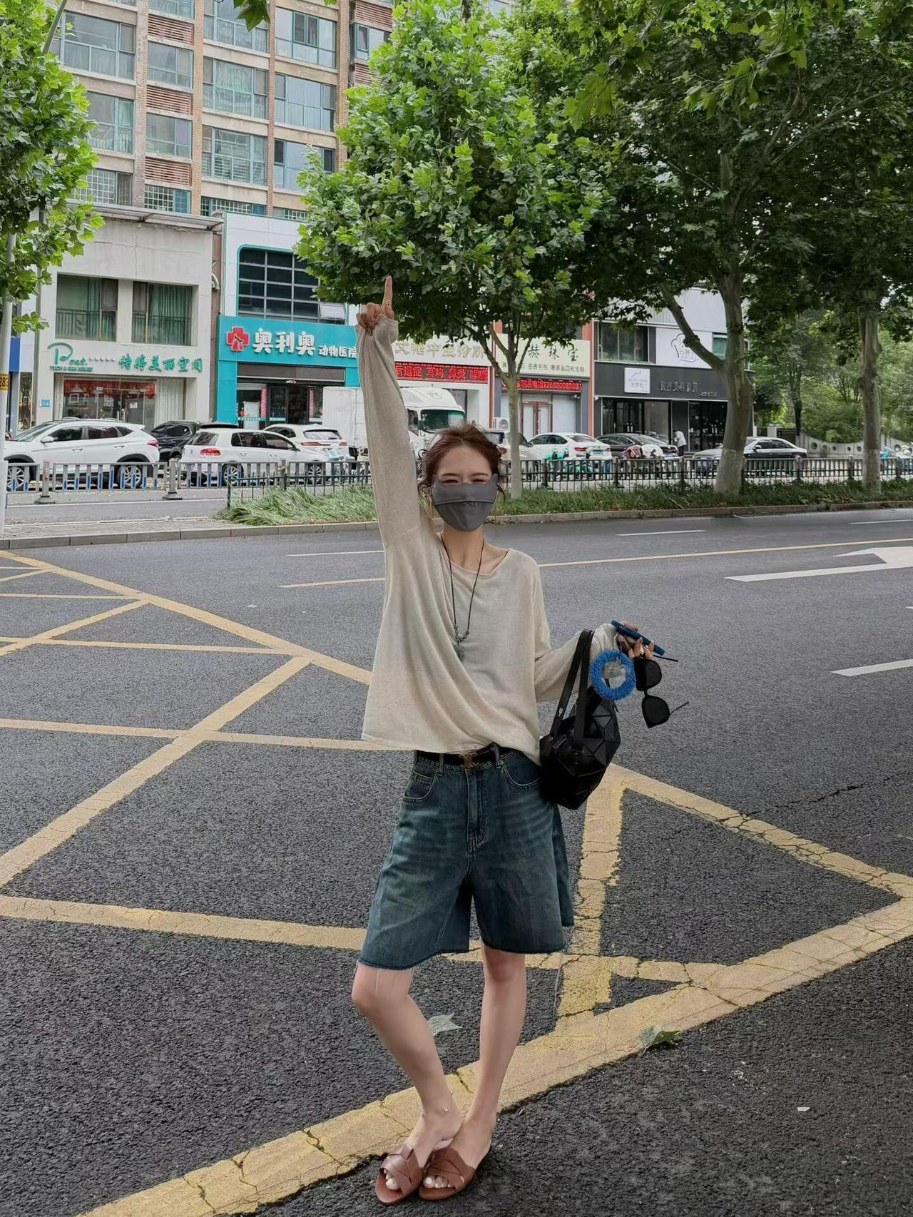 很接地气的夏日街拍，显瘦洋气！这组穿搭全是普通人能直接抄作业的松弛模板，主打轻