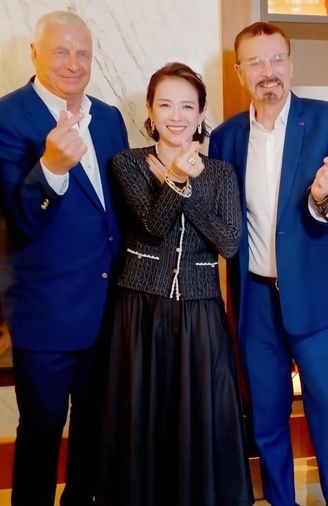 最近章子怡现身法国，她这次搭配了一身黑色的衣服，不过看上去特别的酷，也很有型。