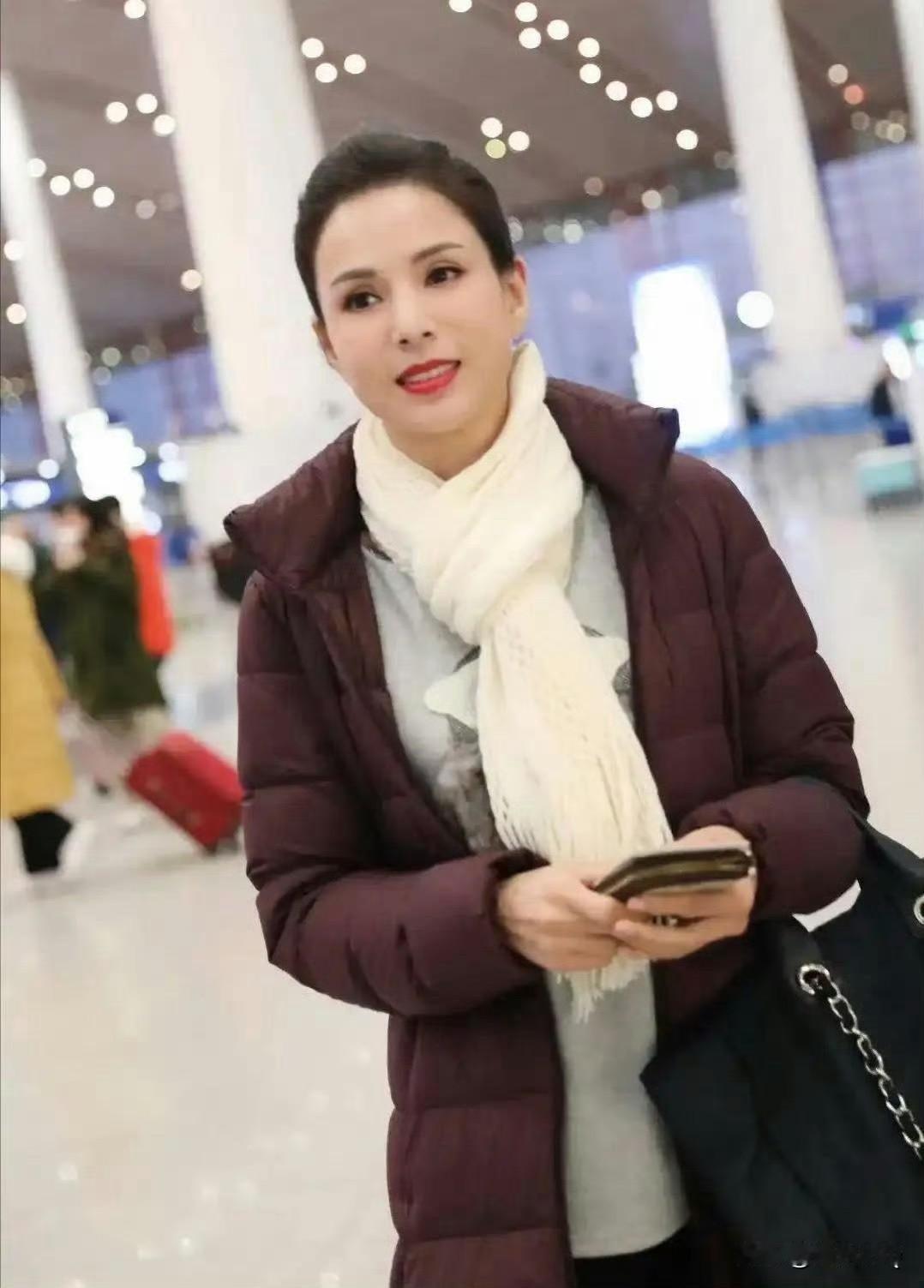 真是印证了人靠衣装马靠鞍，李若彤穿棕色长卷羽绒款，一下子就有了年龄感，谁叫这件衣