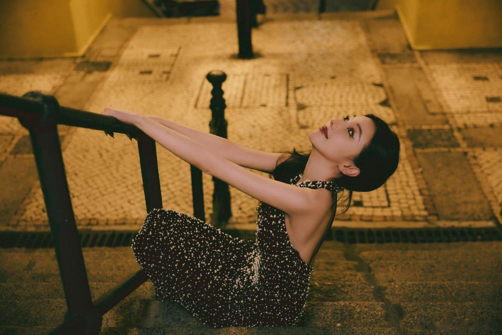 王鹤润居然变成这样了王鹤润裙子上好多珍珠美到移不开眼！珍珠的光泽随着她的动作流