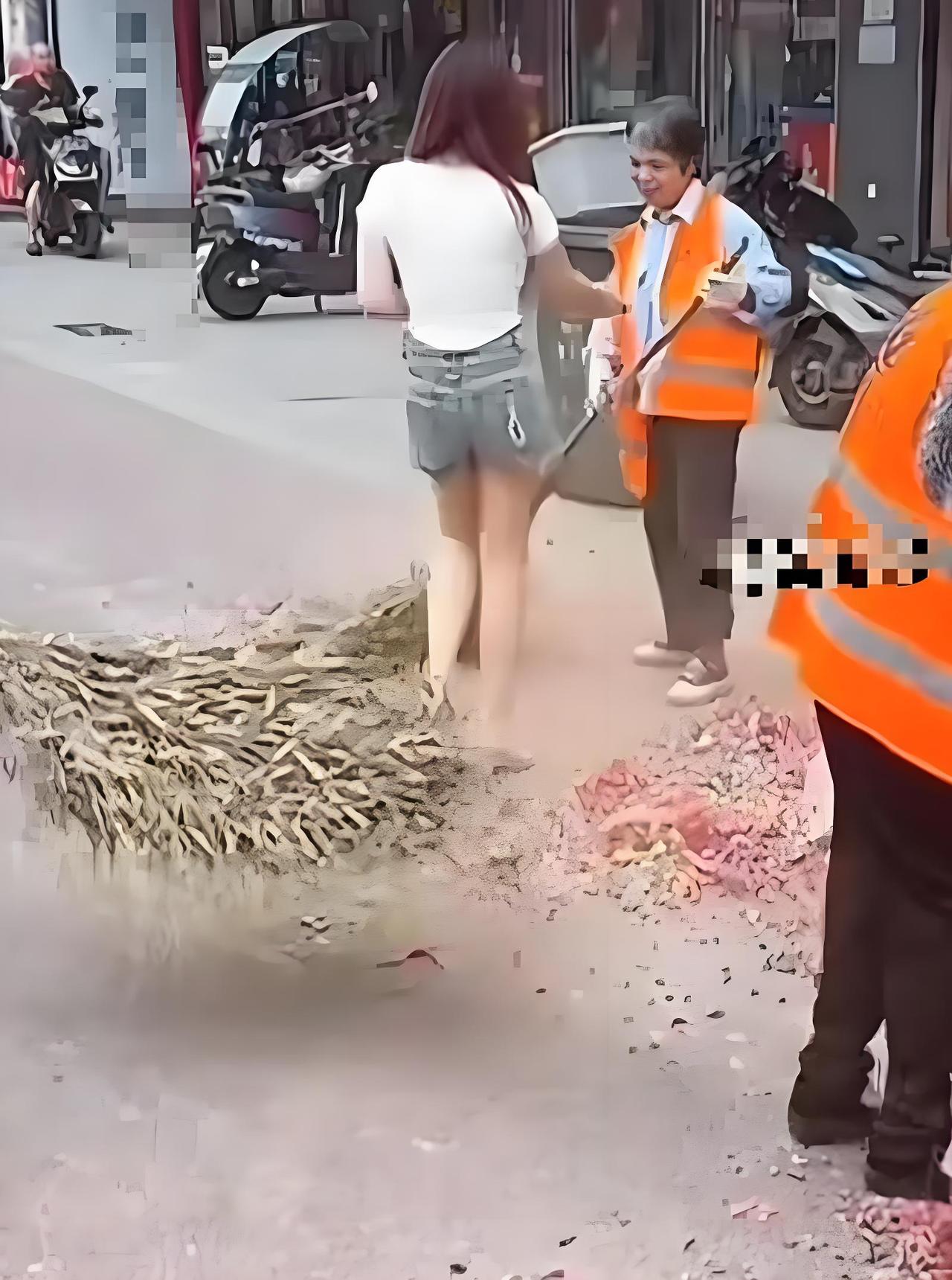 江苏，一新店开业放了一地鞭炮，环卫阿姨过来清扫，万万没想到，老板娘给4位环卫阿姨