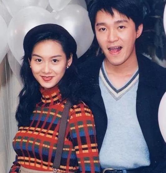 1995年朱茵回想那晚说："床是热的，洗手间反锁着，我没亲眼看见两人在一