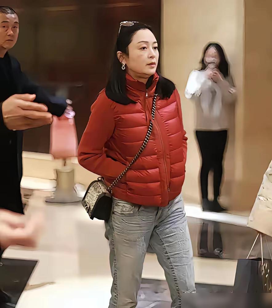 当年被无数男人当成白月光的女星，现在都变了样。刘晓庆快71了还在拍戏，敢挑少