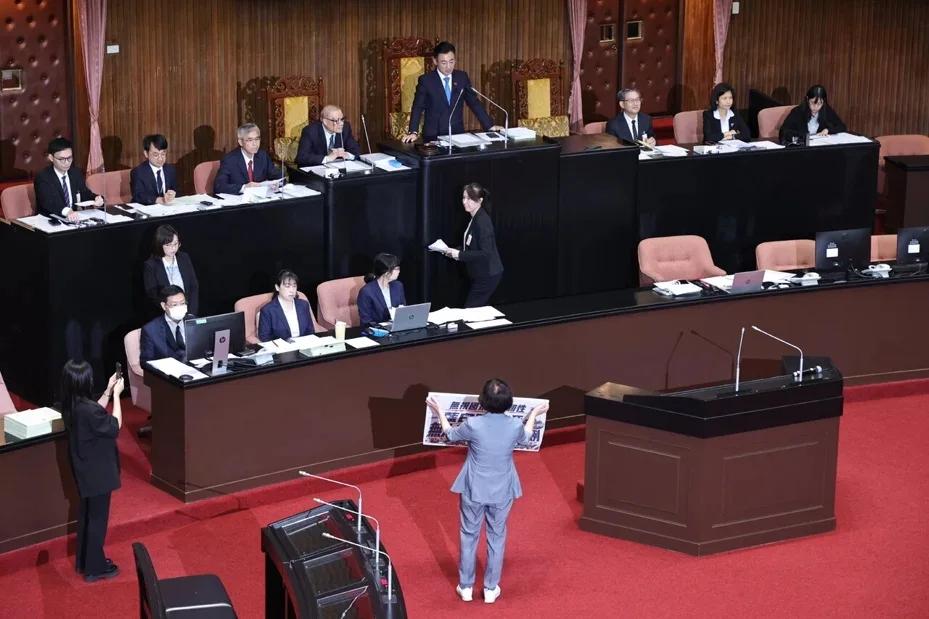 何欣纯六次向江启臣鞠躬喊“别挡无人机”，蓝营炸锅：鳄鱼眼泪、拒选举作秀蓝白党