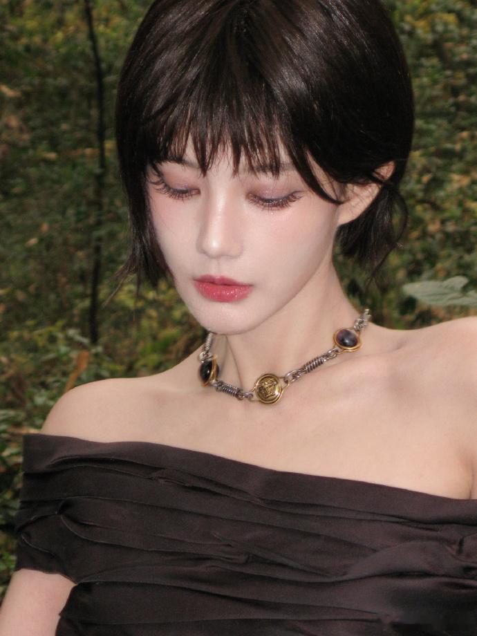 李一桐短发李一桐短发简直就是美到，好飒的感觉呀，黑色系的风格的搭配，真的是姐