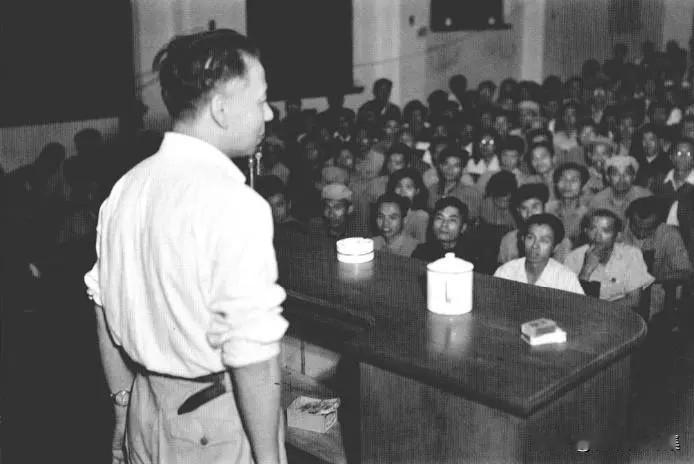 1950年9月10日，时任中央马列学院（中共中央党校前身）院长的刘少奇，出席了学