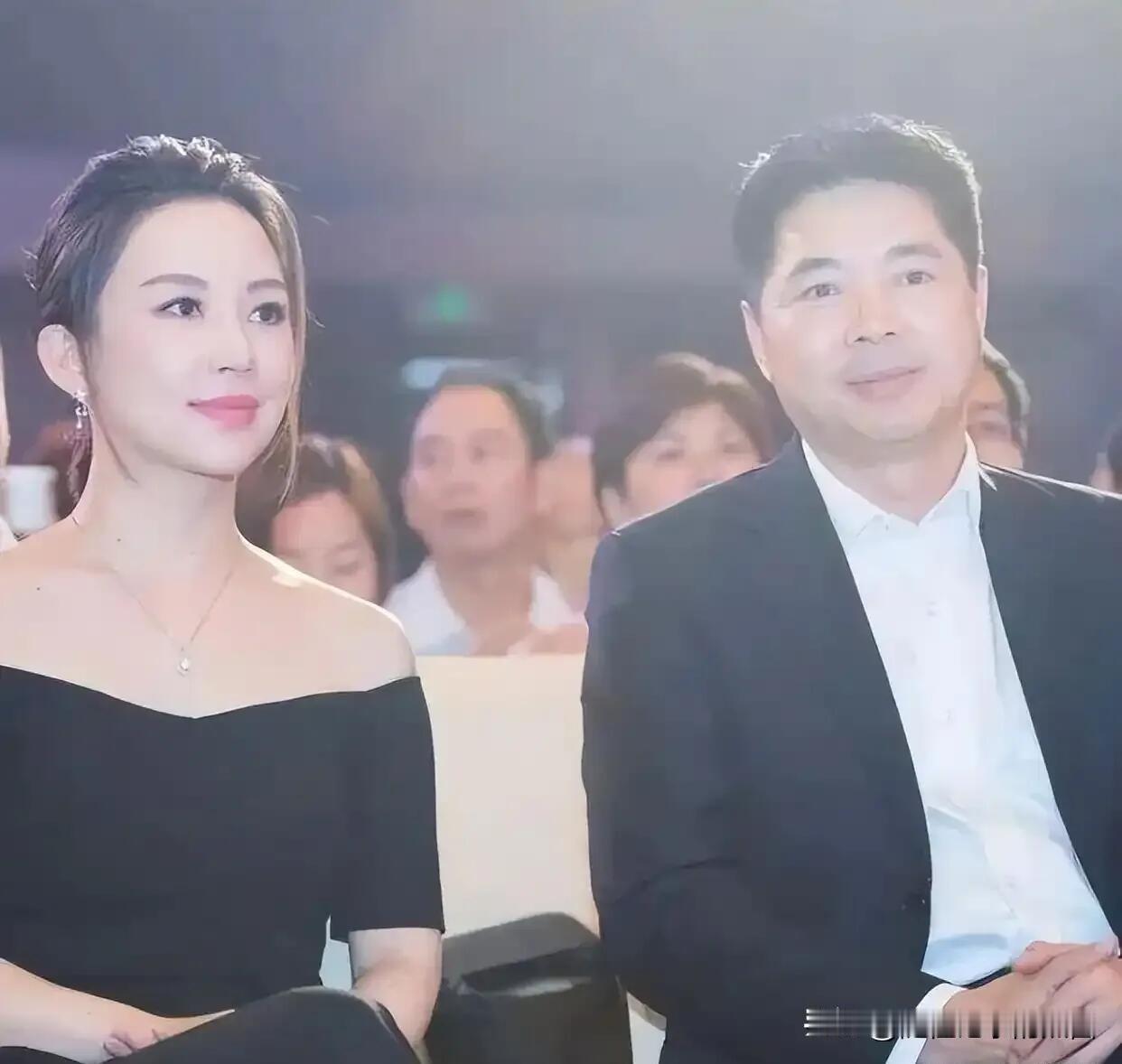 43岁的潘晓婷除了身高矮一些，现在成熟一点，她依然是绝美的，都不知道她是怎么在保