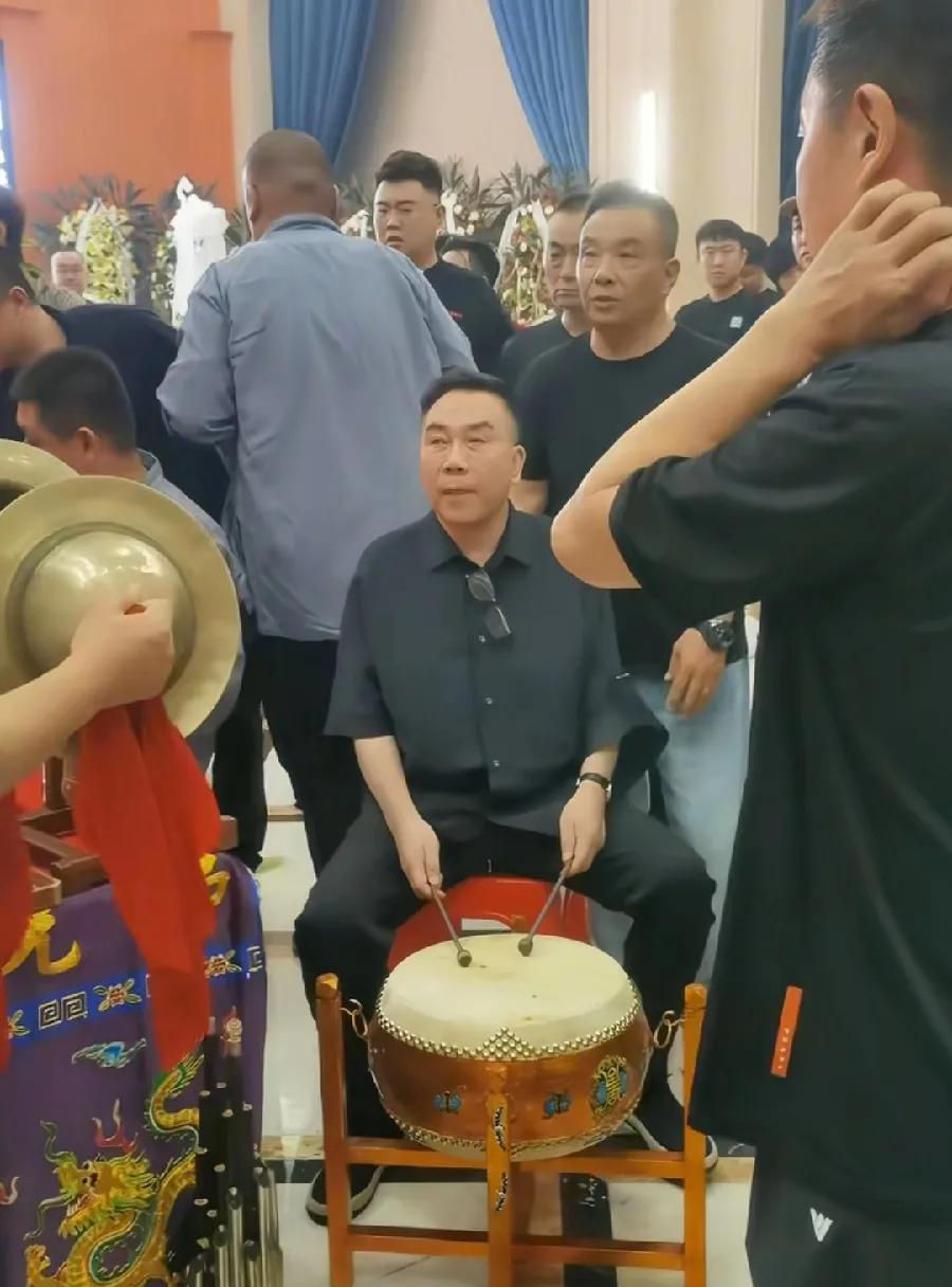 杨少华老爷子灵堂现场，太热闹了，变成了农村大集，天津天桥杂耍搬过来了，除了做法会
