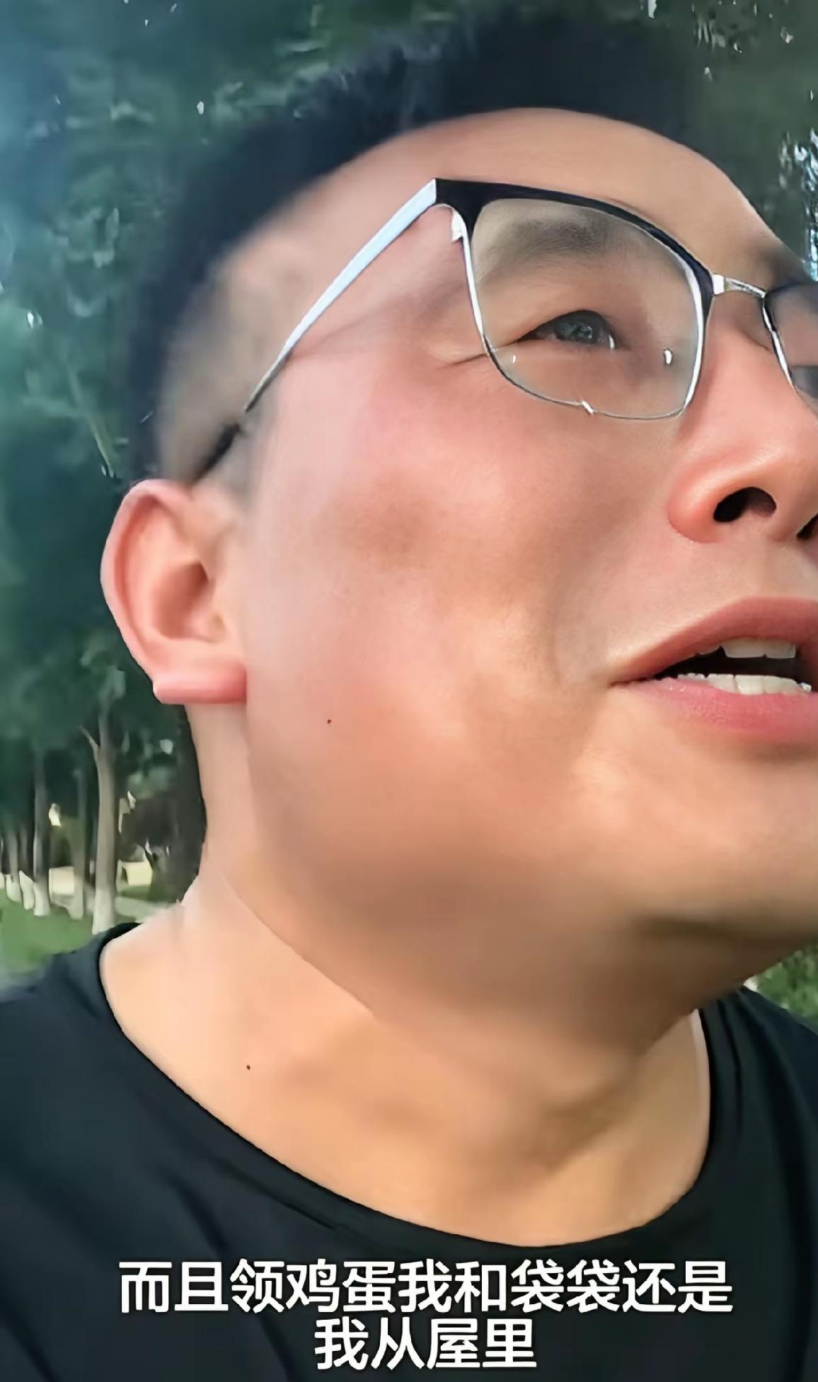 男子在排队领鸡蛋的时候崩溃了，他哭着说：扛不住了，没底线了，给80后丢脸了。