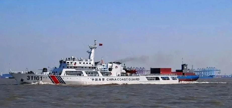 台中海巡舰加足马力，朝着大陆海警船高速冲过来。距离越来越近，800米，750米，