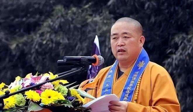 释永信被查，只能说明他已经触及了国家的底线。他有几个情人，几个孩子这种在法律层面